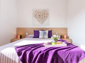2 bedrooms, iron/ironing board, WiFi