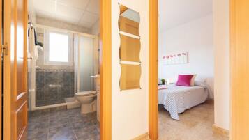 2 bedrooms, iron/ironing board, WiFi