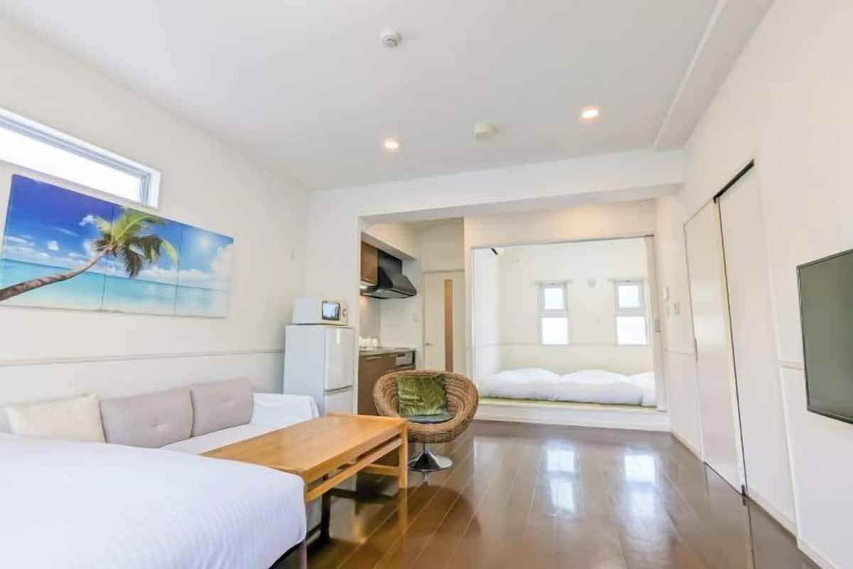2 bedrooms, individually decorated, individually furnished, desk
