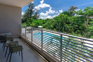 特色装修、特色家居、办公桌、免费 WiFi