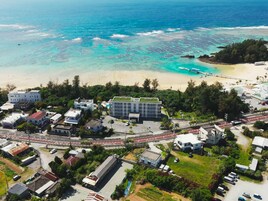 Una piscina al aire libre de temporada