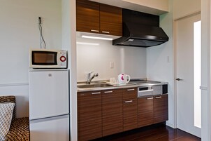 Refrigerador, microondas, placa de cocina, tetera/pava eléctrica