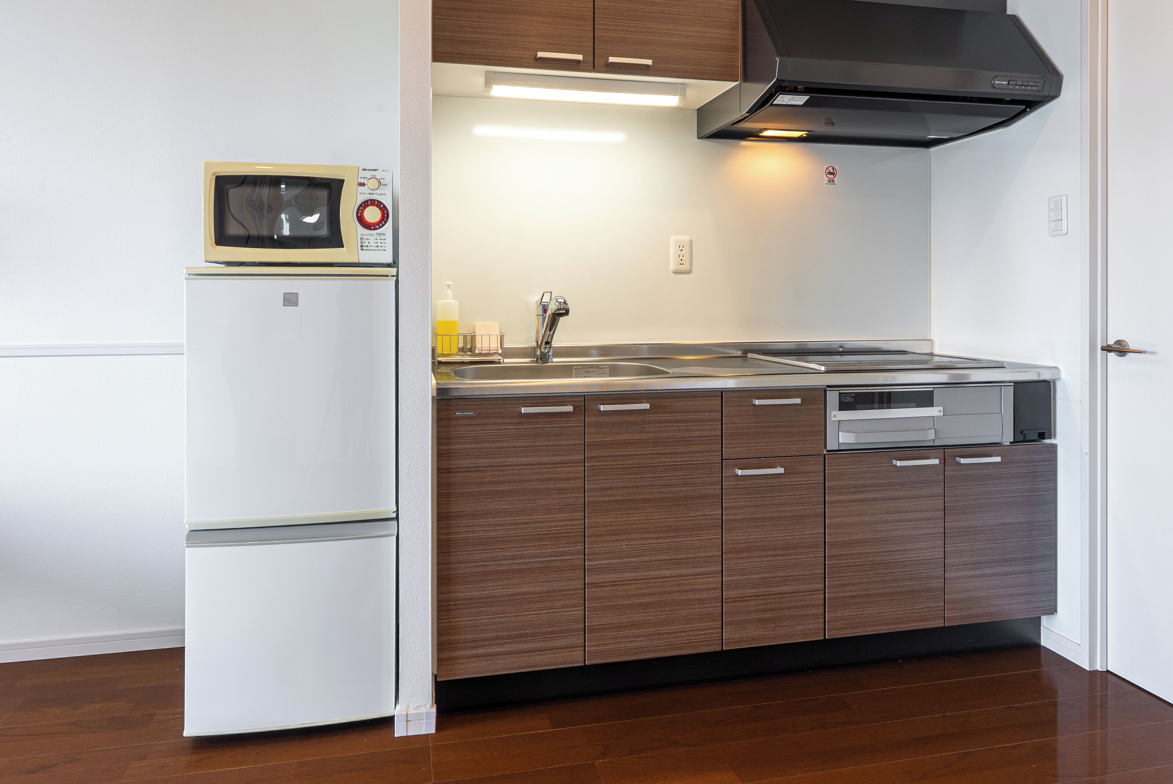 Réfrigérateur, four à micro-ondes, surface de cuisson