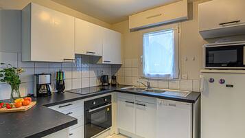 Refrigerador, microondas, lavavajillas y tostadora