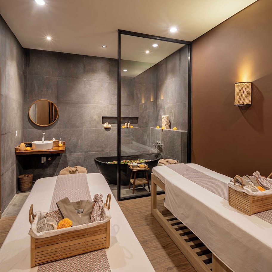 Couples treatment rooms, body treatments, aromatherapy