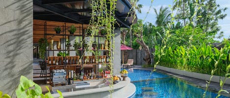 Quầy bar bên hồ bơi