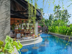 Poolside bar - Kayumas Seminyak Resort (Seminyak)