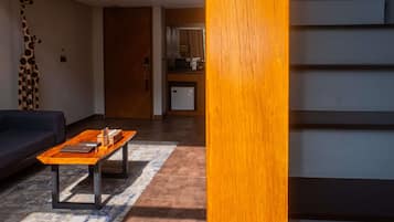 Una sala de estar moderna con un sofá, una mesa de centro y una escultura de jirafa.