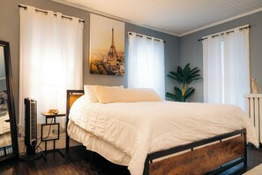 2 makuuhuonetta, työpöytä, Wi-Fi, vuodevaatteet