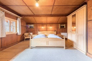 4 bedrooms, iron/ironing board, free WiFi, bed sheets