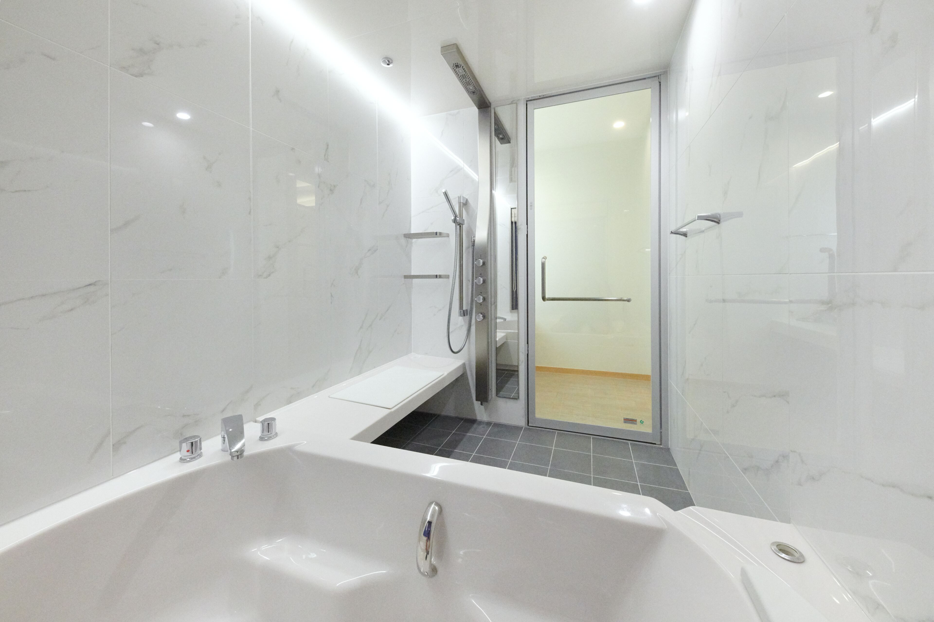 Suite Junior, non fumatori, vista mare | Bagno | Set di cortesia gratuito, asciugacapelli, pantofole, bidet