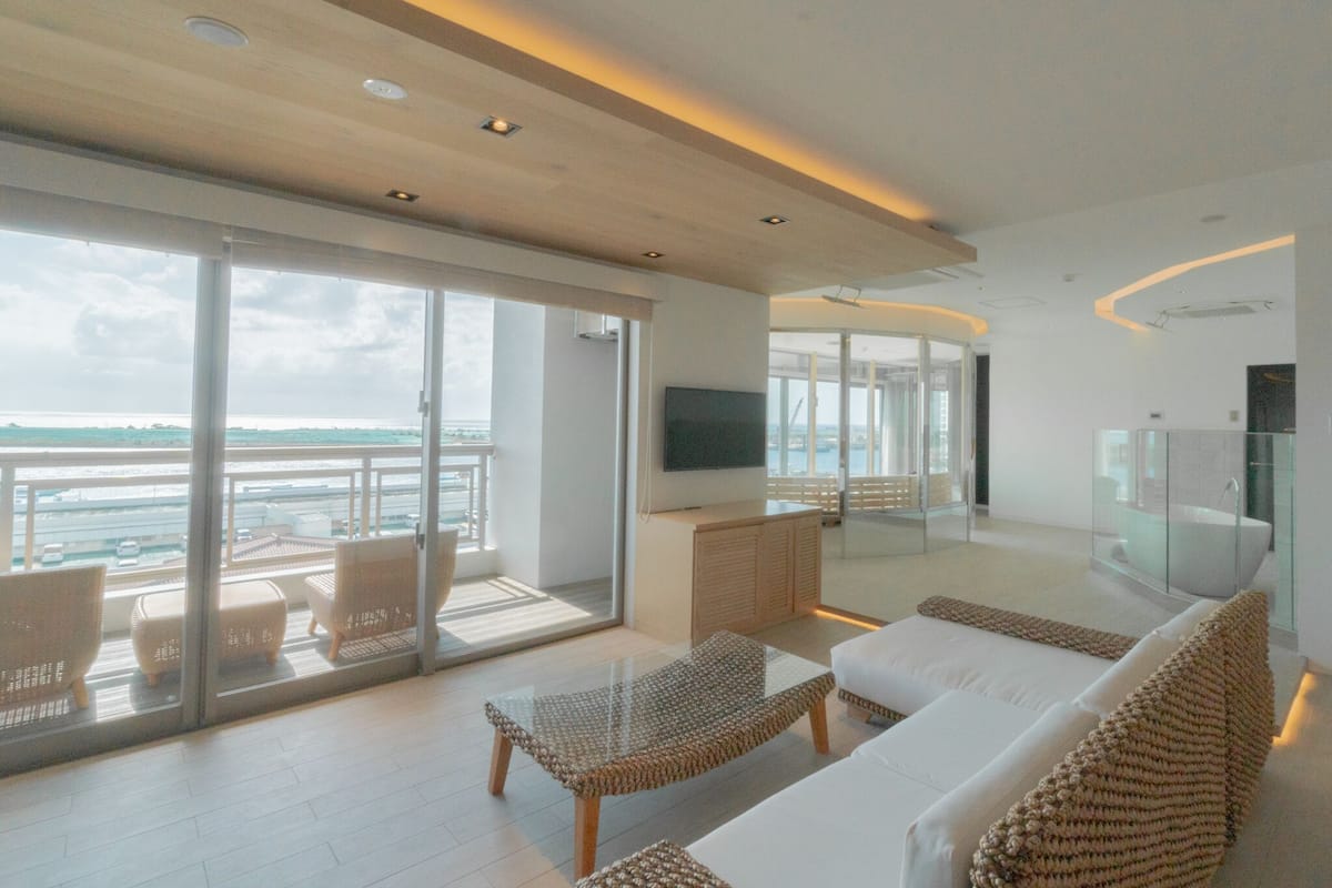 Kamer, sauna, uitzicht op zee (Third Suite, Non-Smoking) | 1 slaapkamer, luxe beddengoed, donzen dekbedden, pillowtop-bedden