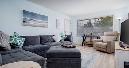 Bright and Delightful Renovation, Single Level, Fenced Backyard, 3 Blocks to MAX, 25 Min to Portland