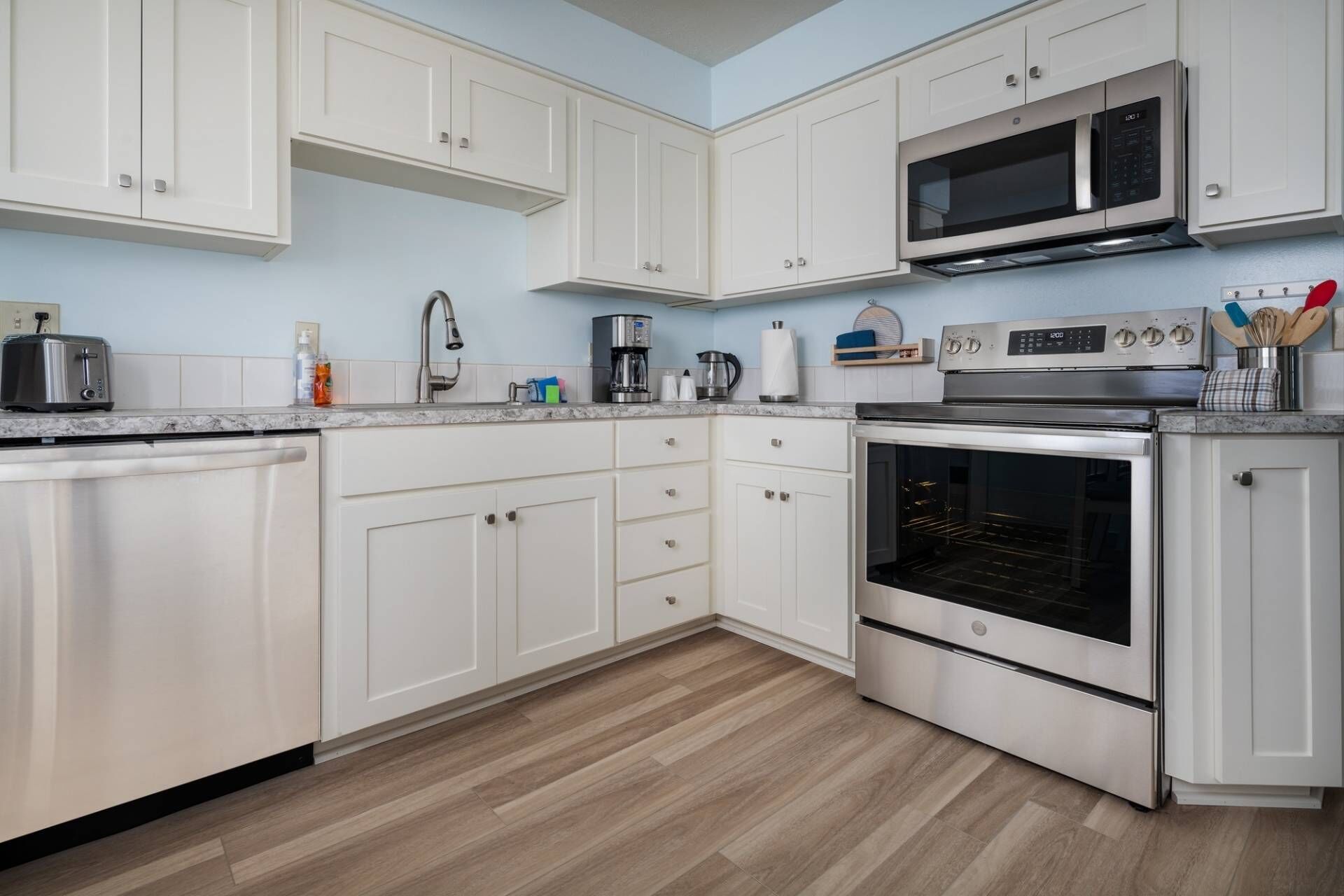 Frigorífico, microondas, lavavajillas y cafetera o tetera