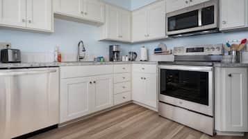 Frigorífico, microondas, lavavajillas y cafetera o tetera