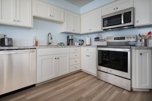 Réfrigérateur, micro-ondes, lave-vaisselle, cafetière/bouilloire