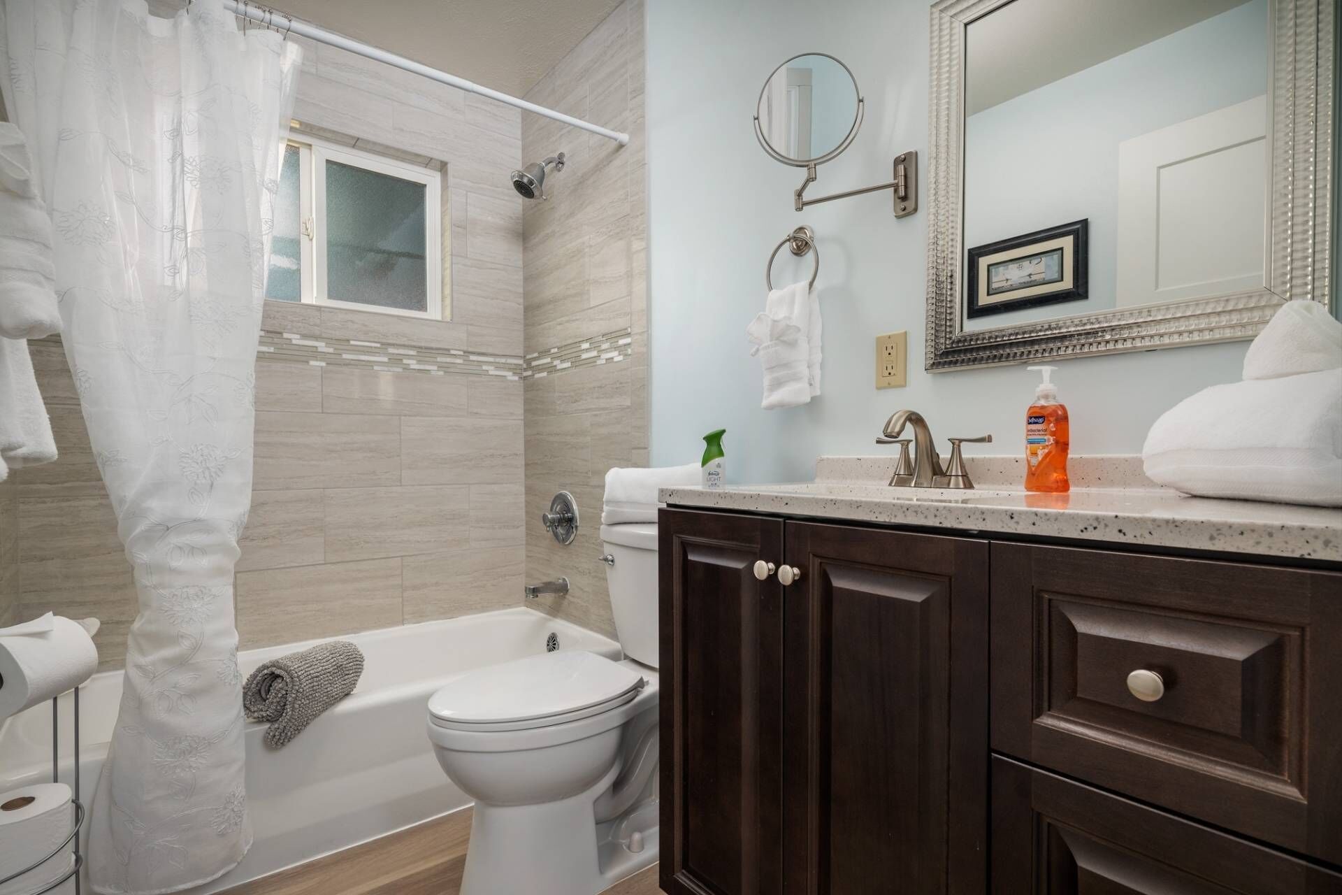 Combined shower/bathtub, hair dryer, towels, shampoo