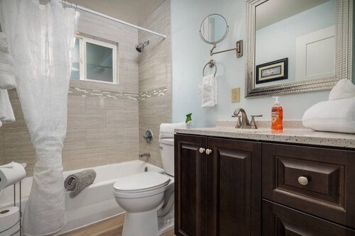 Bright and Delightful Renovation, Single Level, Fenced Backyard, 3 Blocks to MAX, 25 Min to Portland