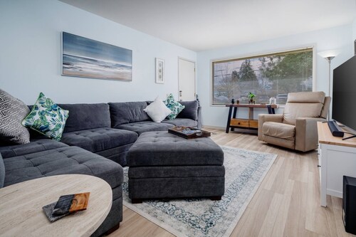 Bright and Delightful Renovation, Single Level, Fenced Backyard, 3 Blocks to MAX, 25 Min to Portland