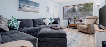 Bright and Delightful Renovation, Single Level, Fenced Backyard, 3 Blocks to MAX, 25 Min to Portland