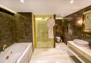 Executive Room | Hypo-allergenic bedding, minibar, in-room safe, desk