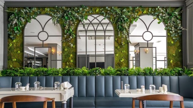 A restaurant with a green wall, blue seating, and white tables. - Anemon Kent Aydın Otel (Aydin)