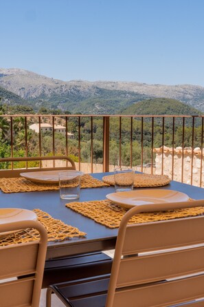 Outdoor dining - Holiday Home "Cas Suis 7" with Outdoor Pool, Mountain Views, Wi-Fi (Campanet)