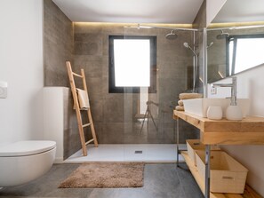 Een douche, een haardroger, handdoeken