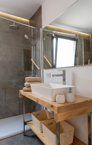 Douche, sèche-cheveux, serviettes fournies