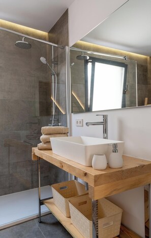 Een douche, een haardroger, handdoeken