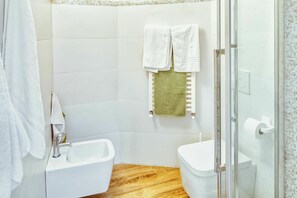 Douche, séchoir à cheveux, bidet, serviettes fournies