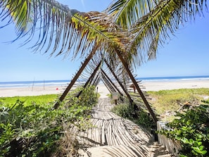 Na praia, espreguiçadeiras, toalhas de praia 