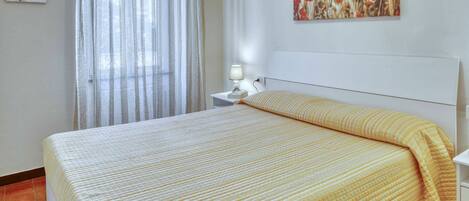 2 bedrooms, iron/ironing board, travel cot, free WiFi