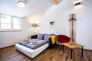 2 chambres, coffres-forts dans les chambres, bureau, lit parapluie