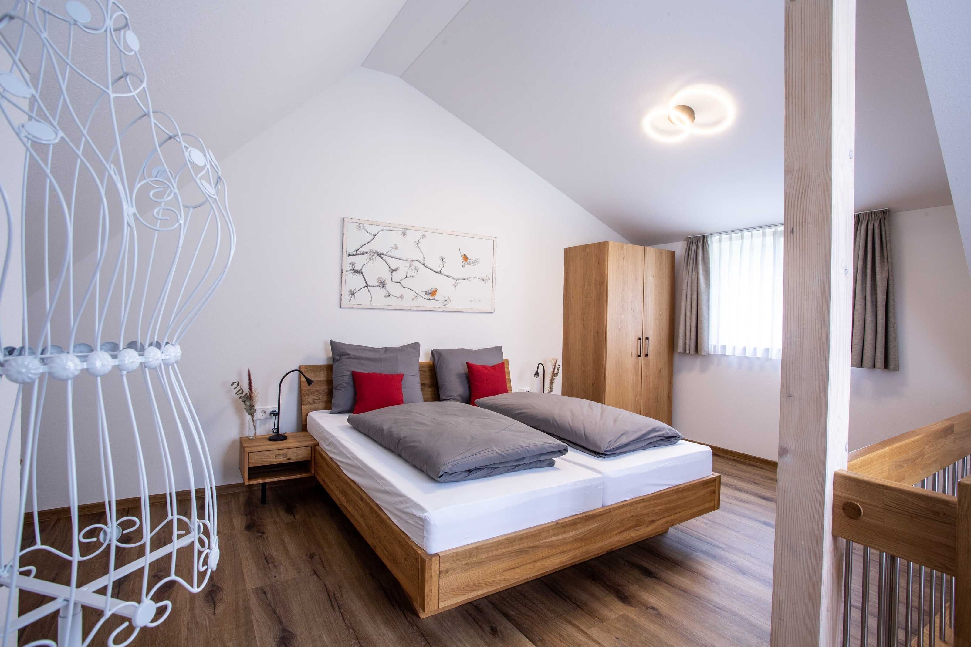 2 chambres, coffres-forts dans les chambres, bureau, lit parapluie