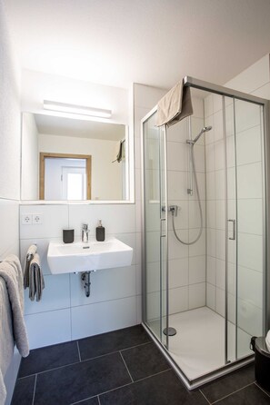 Shower, hair dryer, towels, soap - Douglasie - Siegelsbacher Mühle (Siegelsbach)