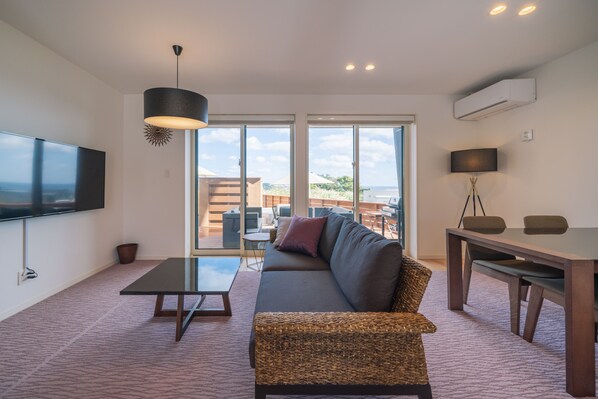 Villa, non-fumeur (Private) | Aire de séjour | Téléviseur à écran plat de 50 po avec télévision numérique, téléviseur