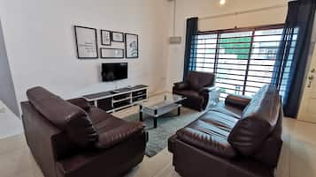 Casa (The Woodz x Zooby) | Zona de estar | Televisión de pantalla plana de 39 pulgadas con canales por cable