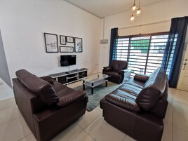 The Woodz x Zooby | Living area | 39-inch flat-screen TV with cable channels, TV