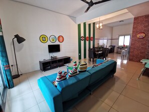 The Woodz x Bola Bola | Living area | 39-inch flat-screen TV with cable channels, TV - The Woodz Homestay - 2 Storey House (Tanah Rata)