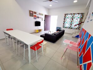 The Woodz x Buddy Heroes | Living area | 39-inch flat-screen TV with cable channels, TV - The Woodz Homestay - 2 Storey House (Tanah Rata)