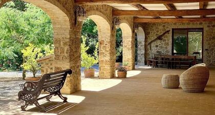 Villa Amarena A: A graceful apartment in the characteristic style of the Tuscan countryside, with Free WI-FI.