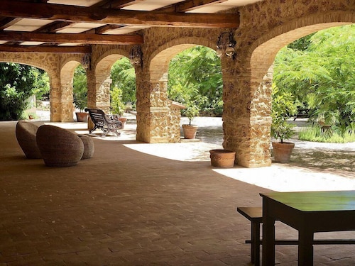 Villa Amarena A: A graceful apartment in the characteristic style of the Tuscan countryside, with Free WI-FI.