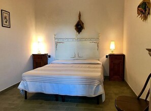 Tabla de planchar con plancha, wifi gratis y ropa de cama 
