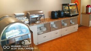 A hotel room with a minibar, a coffee machine, and a water dispenser. - Greentree Inn Rizhao University City Express Hotel (Rizhao)