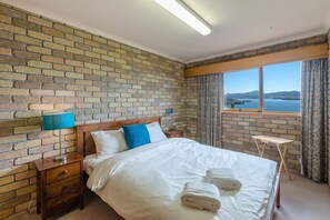 6 Schlafzimmer, Schreibtisch, Bügeleisen/Bügelbrett, WLAN