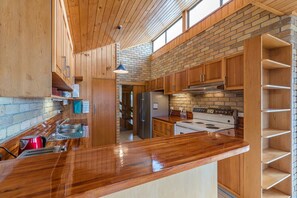 Fridge, microwave, oven, stovetop - Million Dollar View Day and Night - for big family or few families together (Sandy Bay)