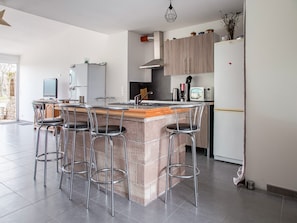 Køleskab, mikrobølgeovn, ovn, kogeplade