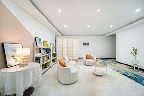 Una sala de estar moderna con un sofá, una mesa de centro y una estantería.