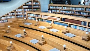 A library with tiered seating and bookshelves. - Shell Hotel (Haikou hospital Hainan University store) (Qiongshan)